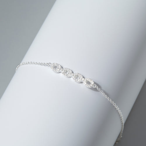 Zilveren armband met zirkonia steentjes en bedeltjes