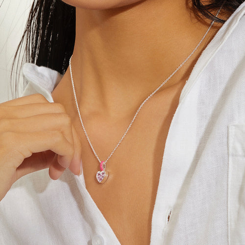Roze emaille hartketting met delicate hartsieraden