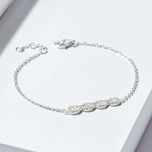 Zilveren armband met zirkonia steentjes en bedeltjes