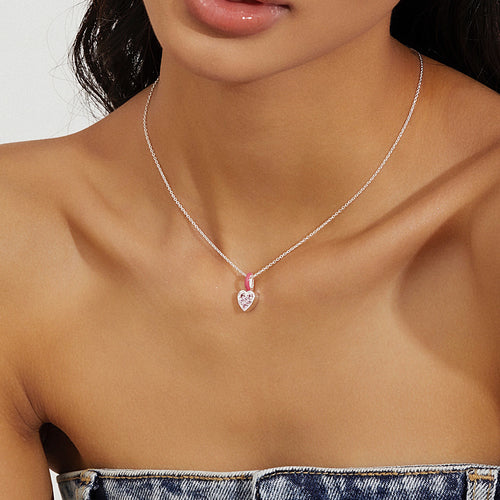 Roze emaille hartketting met delicate hartsieraden