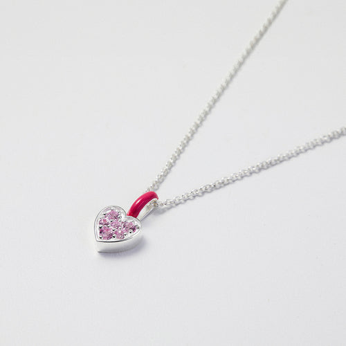 Roze emaille hartketting met delicate hartsieraden
