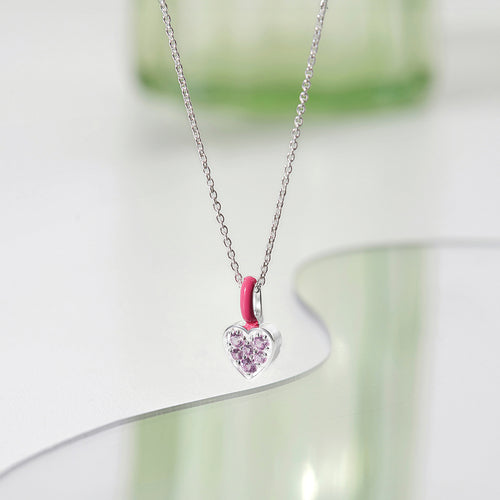 Roze emaille hartketting met delicate hartsieraden