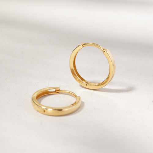 Kleine minimalistische oorringen
